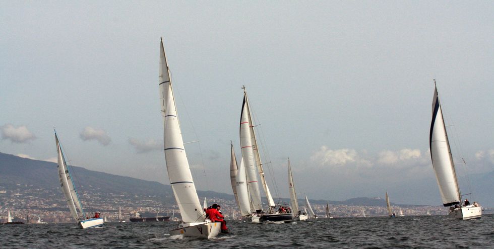 150 vele in acqua nel Golfo di Napoli. E Domenica tocca ai catamarani