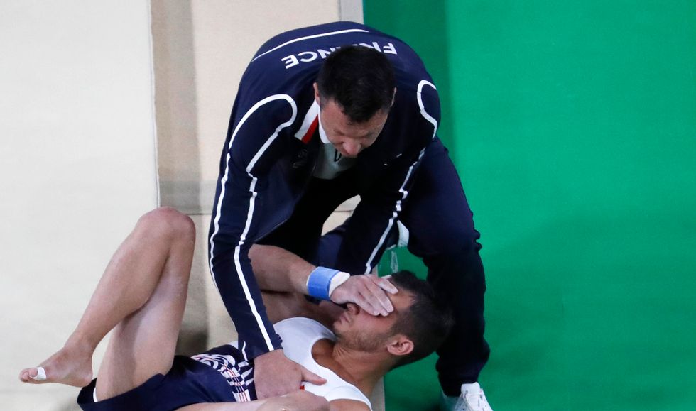La gamba si spezza: il terribile infortunio del ginnasta francese - VIDEO