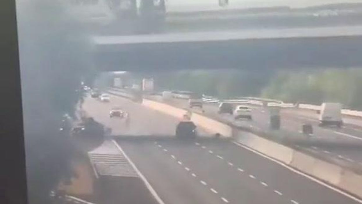 Auto contro volante della Polizia sulla A1: tragedia sfiorata I video
