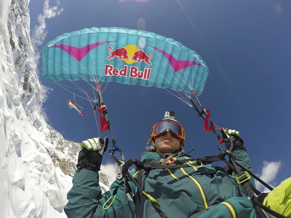 La sfida di Durogati: giù dalla montagna con sci e parapendio