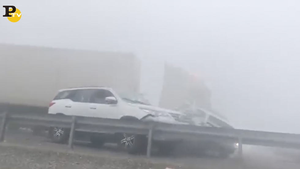 Abu Dhabi incidente auto nebbia video