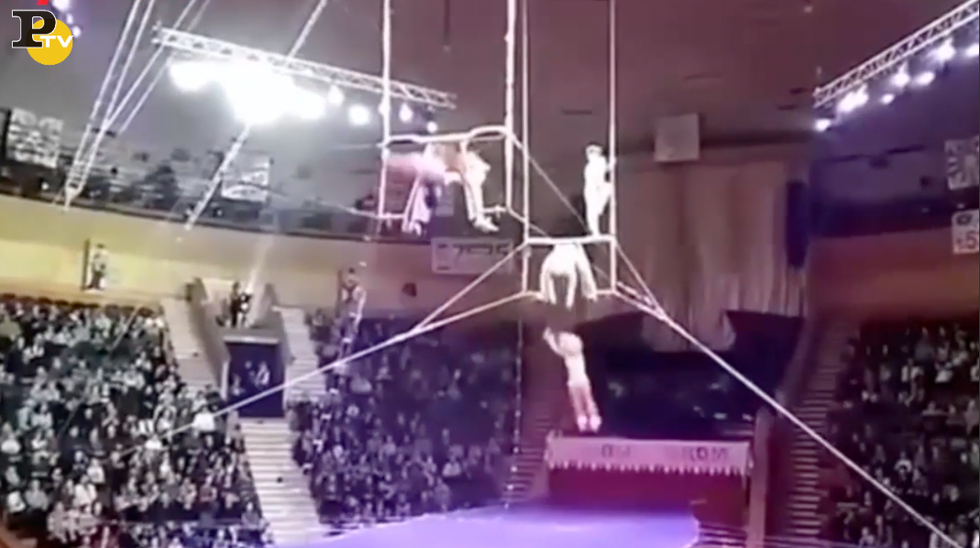 acrobata cade circo bielorussia trapezista