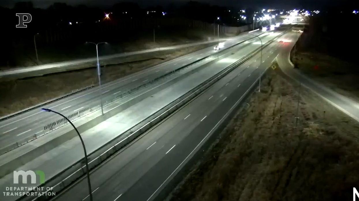 Usa, nel Minnesota un aereo atterra in autostrada e si schianta contro un suv | video