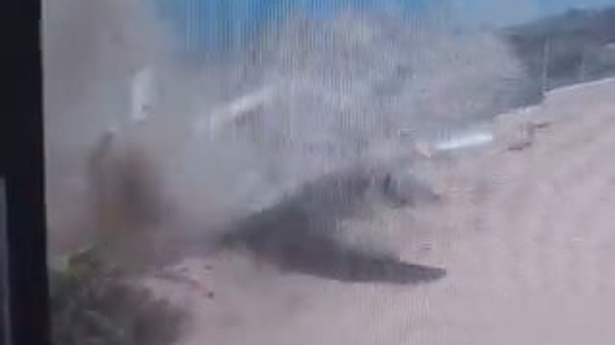 Un aereo passeggeri si è schiantato all'aeroporto internazionale di Mogadiscio, in Somalia | video