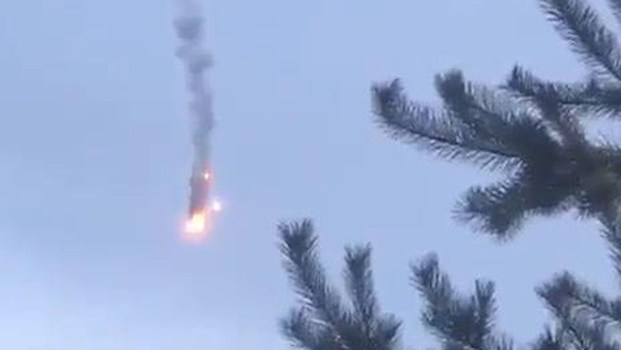 Aereo russo colpito nei cieli di Izyum | video