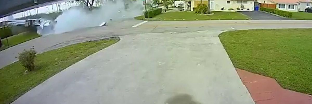 Florida, aereo si schianta contro un Suv ed esplode | video