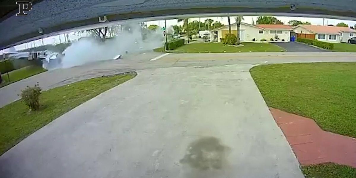 Florida, aereo si schianta contro un Suv ed esplode | video