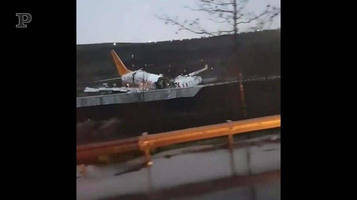 Istanbul, aereo turco si spezza dopo l'atterraggio