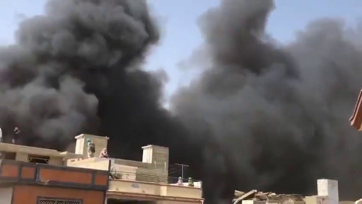 Precipita aereo in Pakistan, il fumo sui tetti delle case