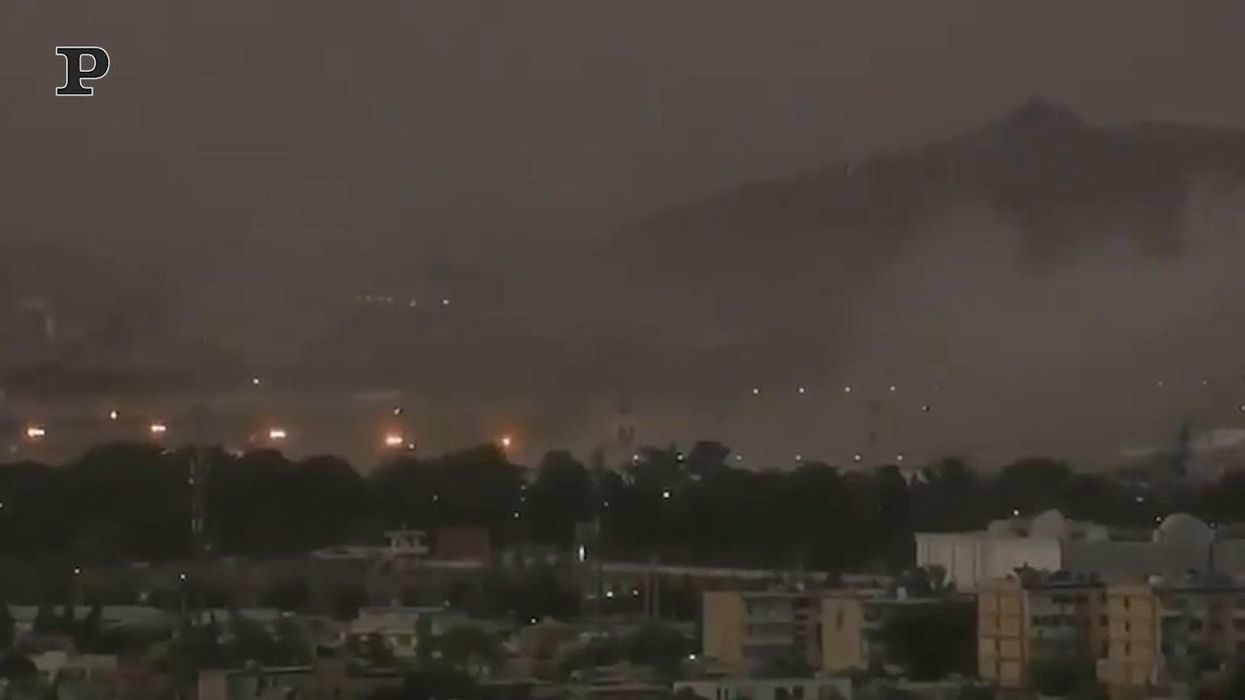 Afghanistan, doppio attentato all'aeroporto di Kabul | video