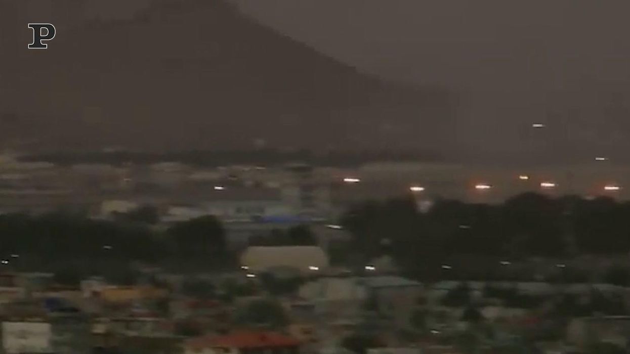 Afghanistan, forte esplosione all'aeroporto di Kabul | video