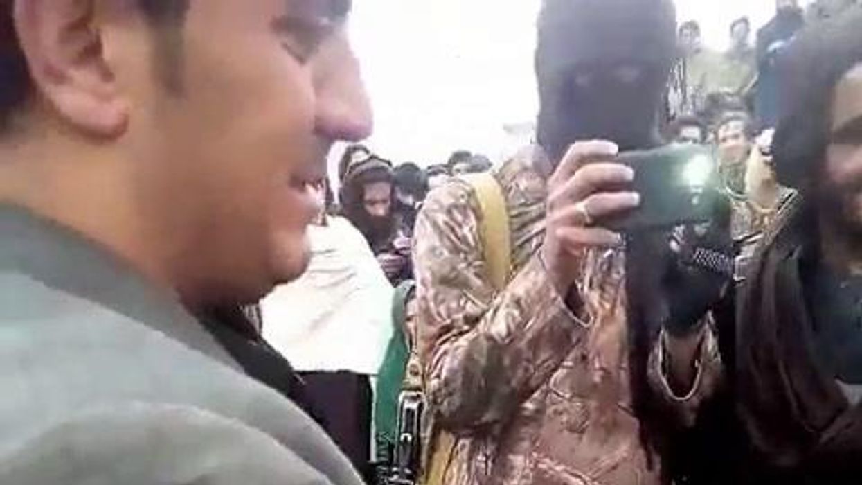 I talebani bruciano lo strumento ad un musicista | video