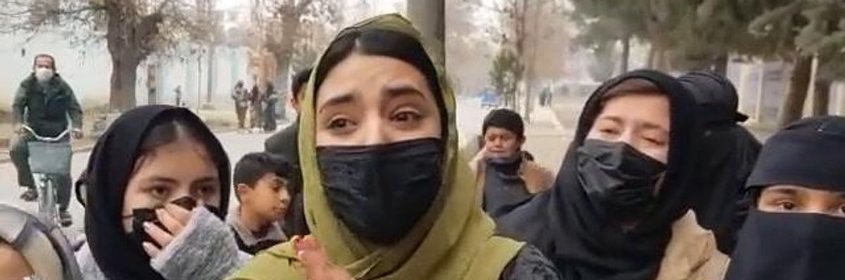 Afghanistan, la protesta delle donne contro l'accesso all'università