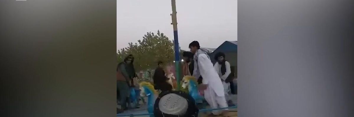 Afghanistan, Talebani si divertono alle giostre a Kabul | video