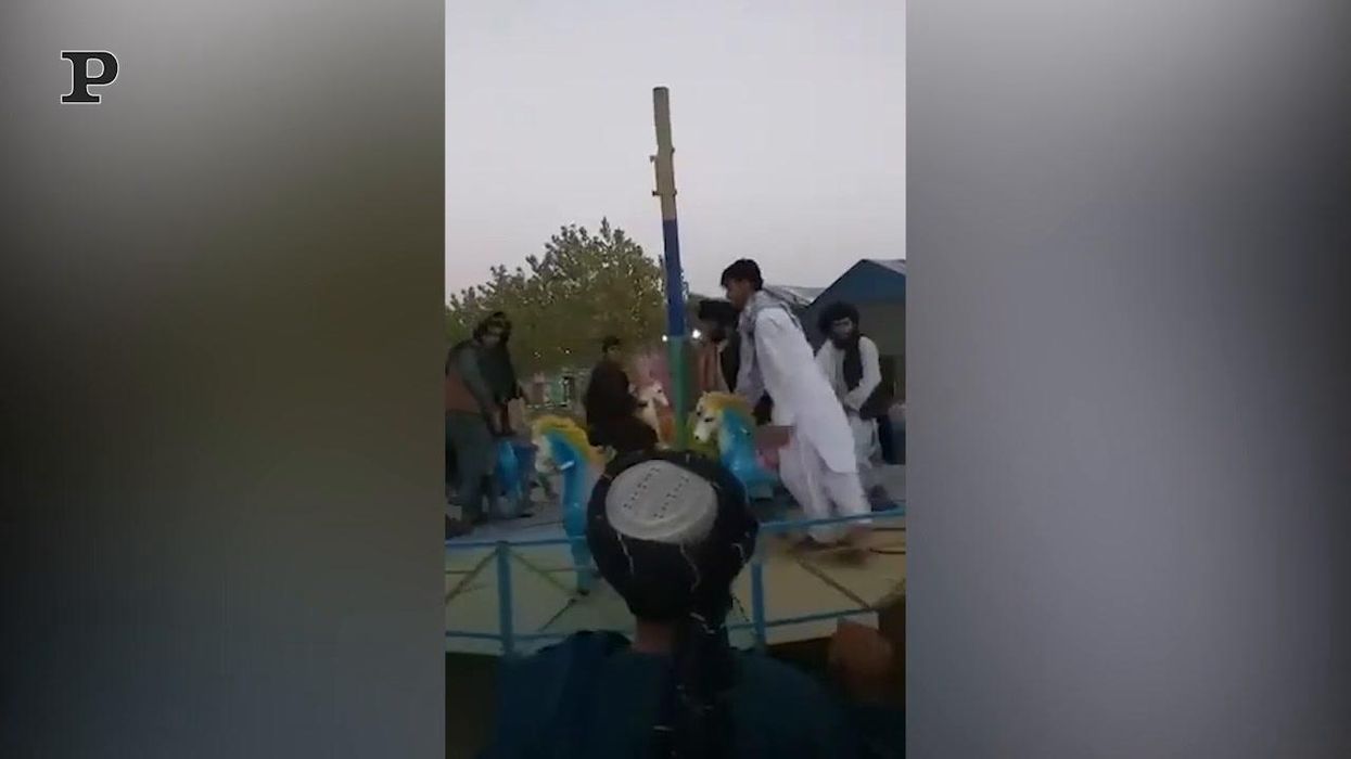 Afghanistan, Talebani si divertono alle giostre a Kabul | video