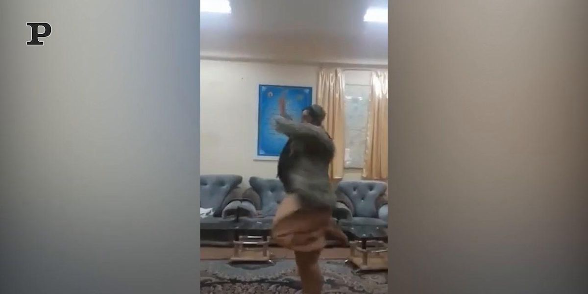 Afghanistan, talebano balla nel palazzo del governo di Kandahar | video