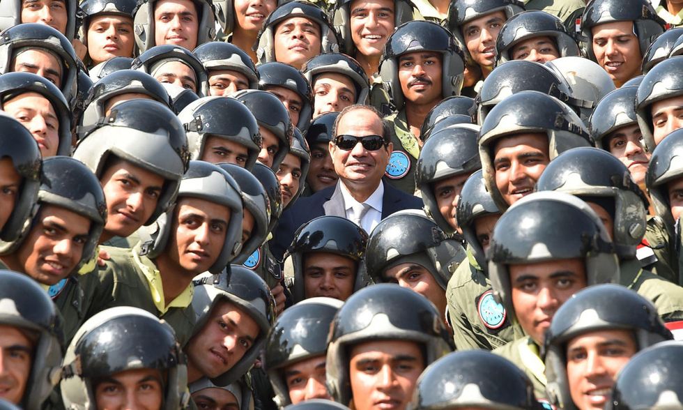 Al-Sisi con i cadetti dell'Aeronautica militare
