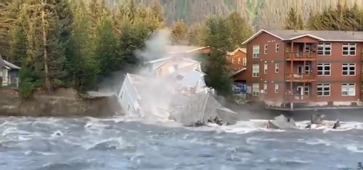 Alaska, alluvione fa crollare una casa e la trascina nel fiume | video