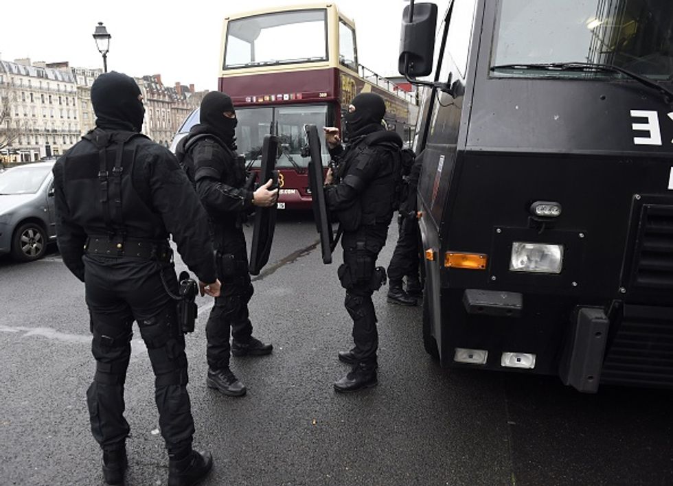 Strage di Parigi: nella notte attaccati luoghi di culto islamici