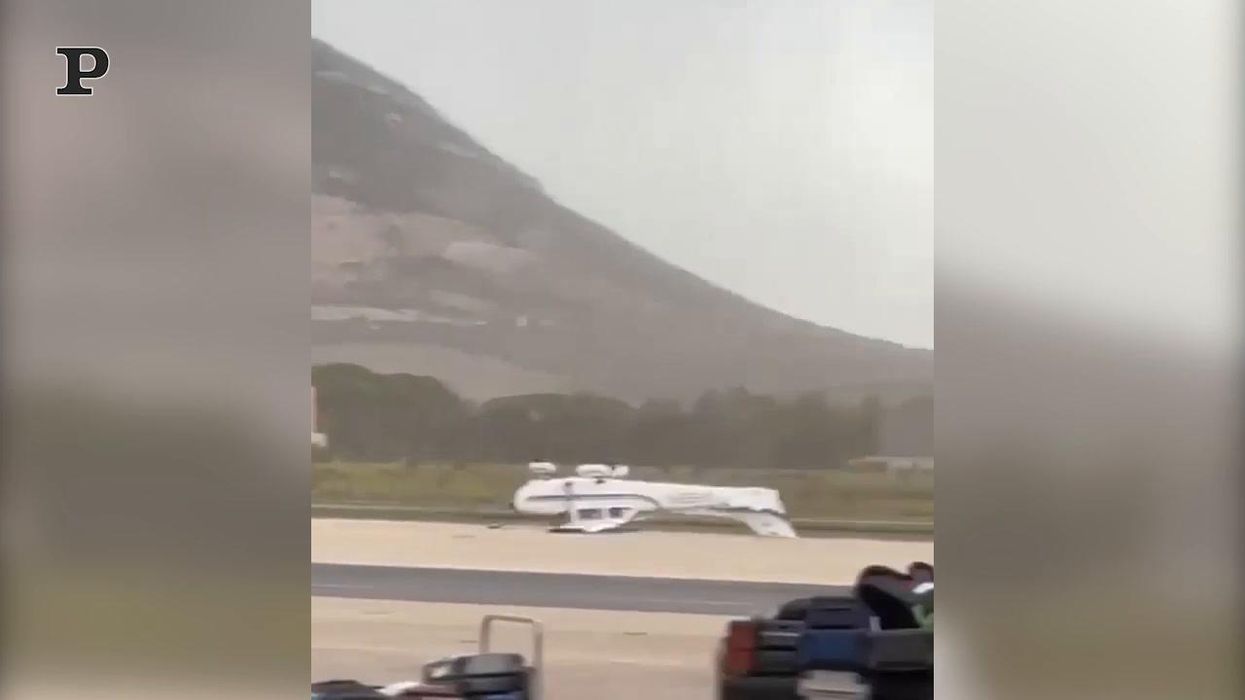 Alghero, elicottero ribaltato da una tromba d'aria | video