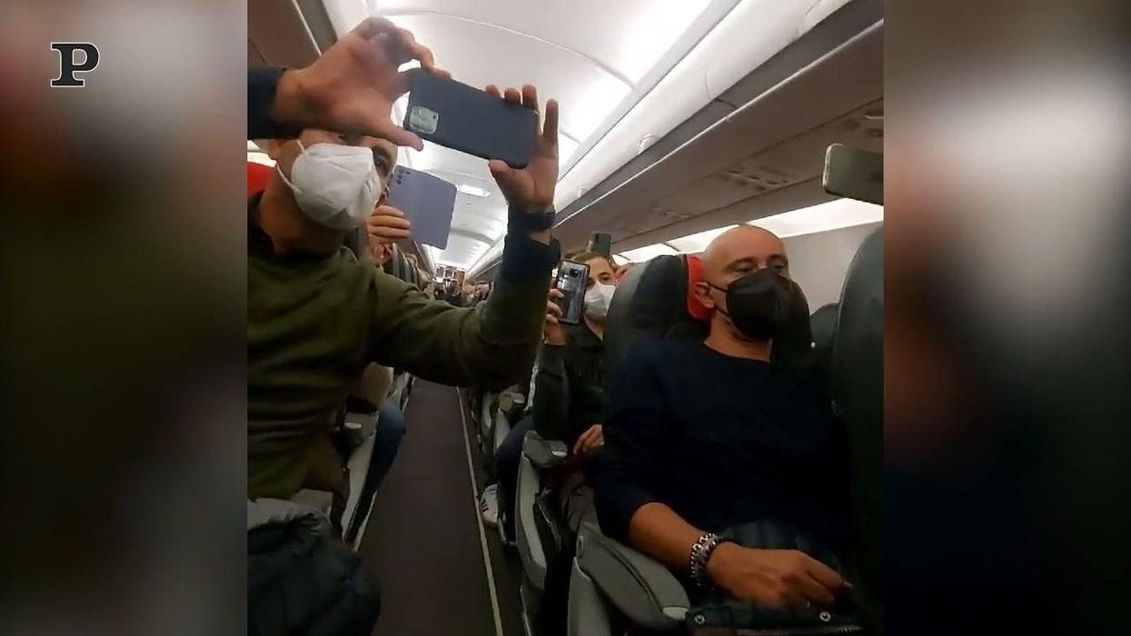 Alitalia, l'ultimo volo Cagliari-Roma: il saluto del comandante | video