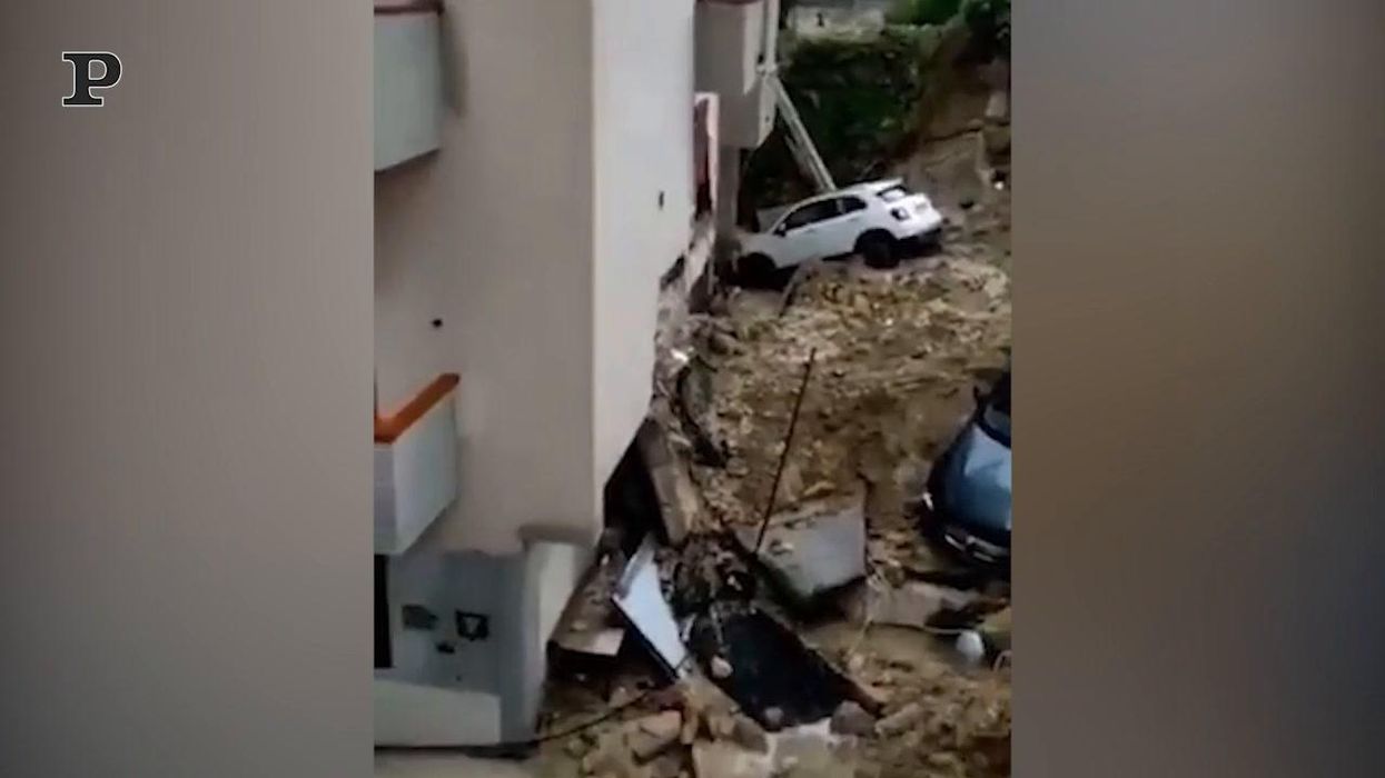 Alluvione a Sciacca, auto inghiottite da una voragine | Video