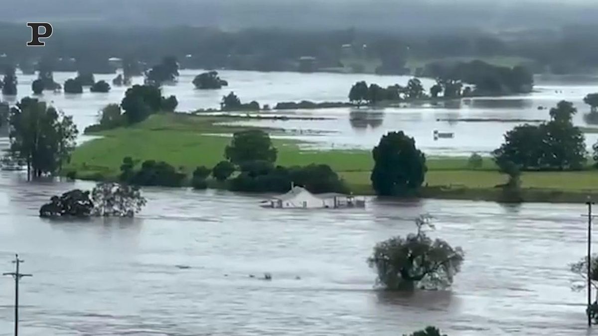 Australia, una casa viene portata via dall'alluvione | video