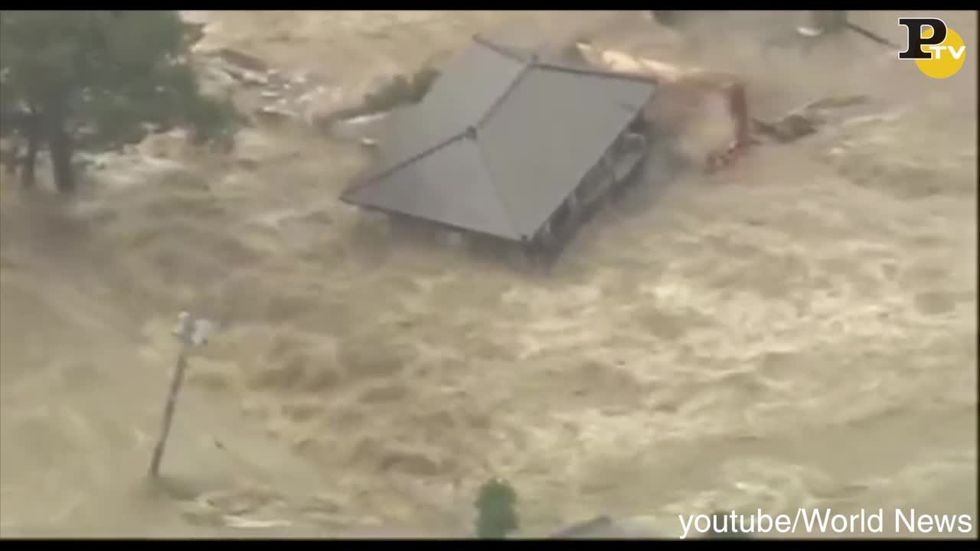 alluvione giappone casa trasportata acqua