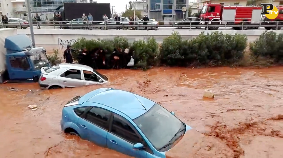 alluvione grecia fango fiumi macchine video