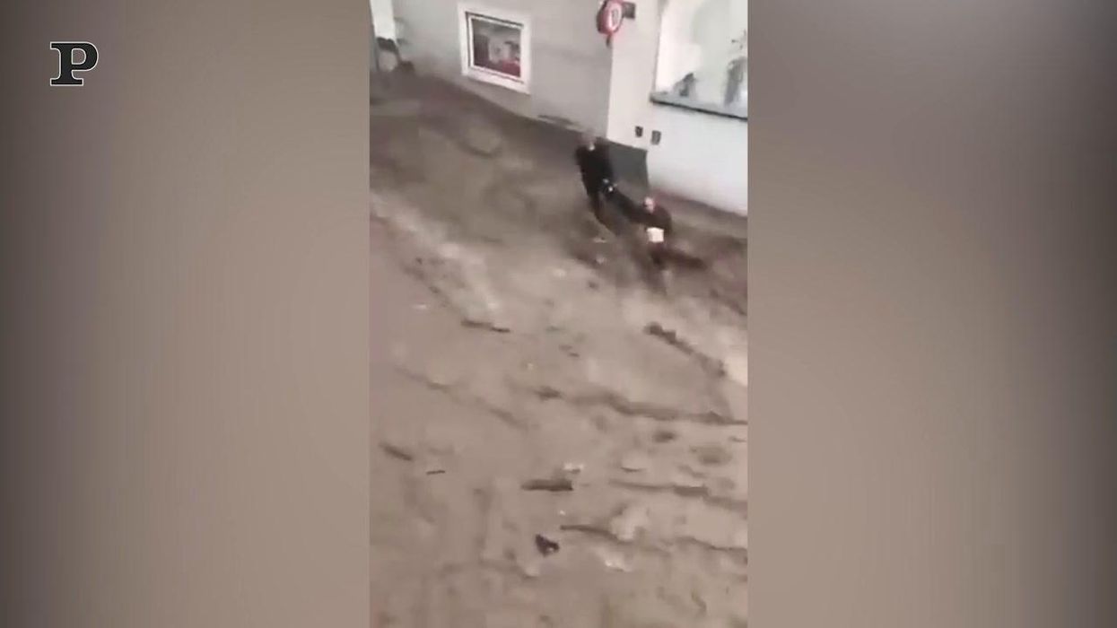 Alluvione in Austria, una coppia viene trascinata dalla furia dell'acqua | video