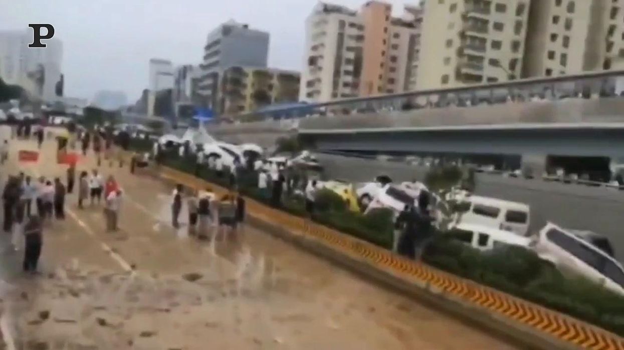Alluvione in Cina, le auto bloccano l'autostrada immersa nel fango | video