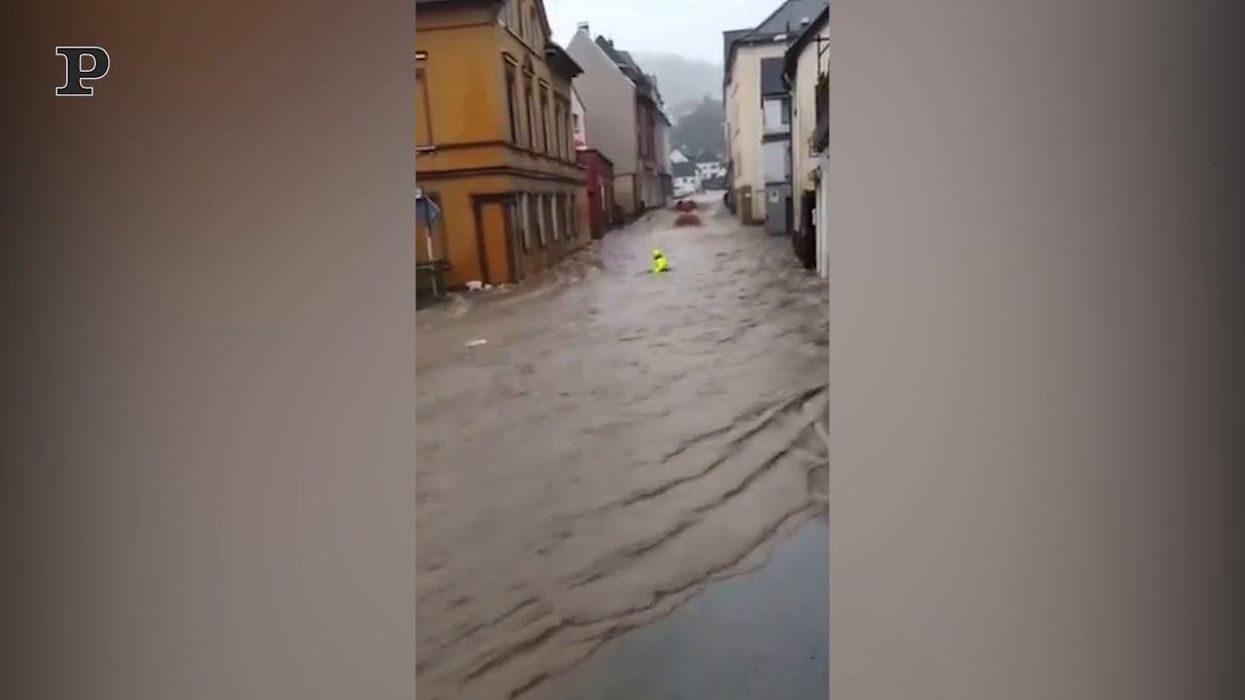 Alluvione in Germania, un pompiere viene trascinato dall'acqua: gli abitanti lo salvano | video