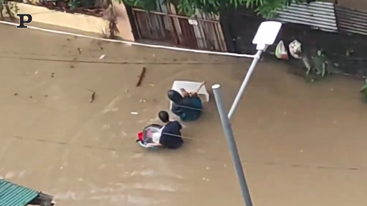 Manila, scene di disperazione dopo il passaggio del tifone Vamco | video