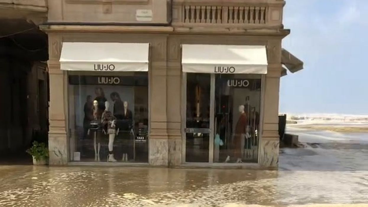 Maltempo, mareggiata e inondazioni a Viareggio | video