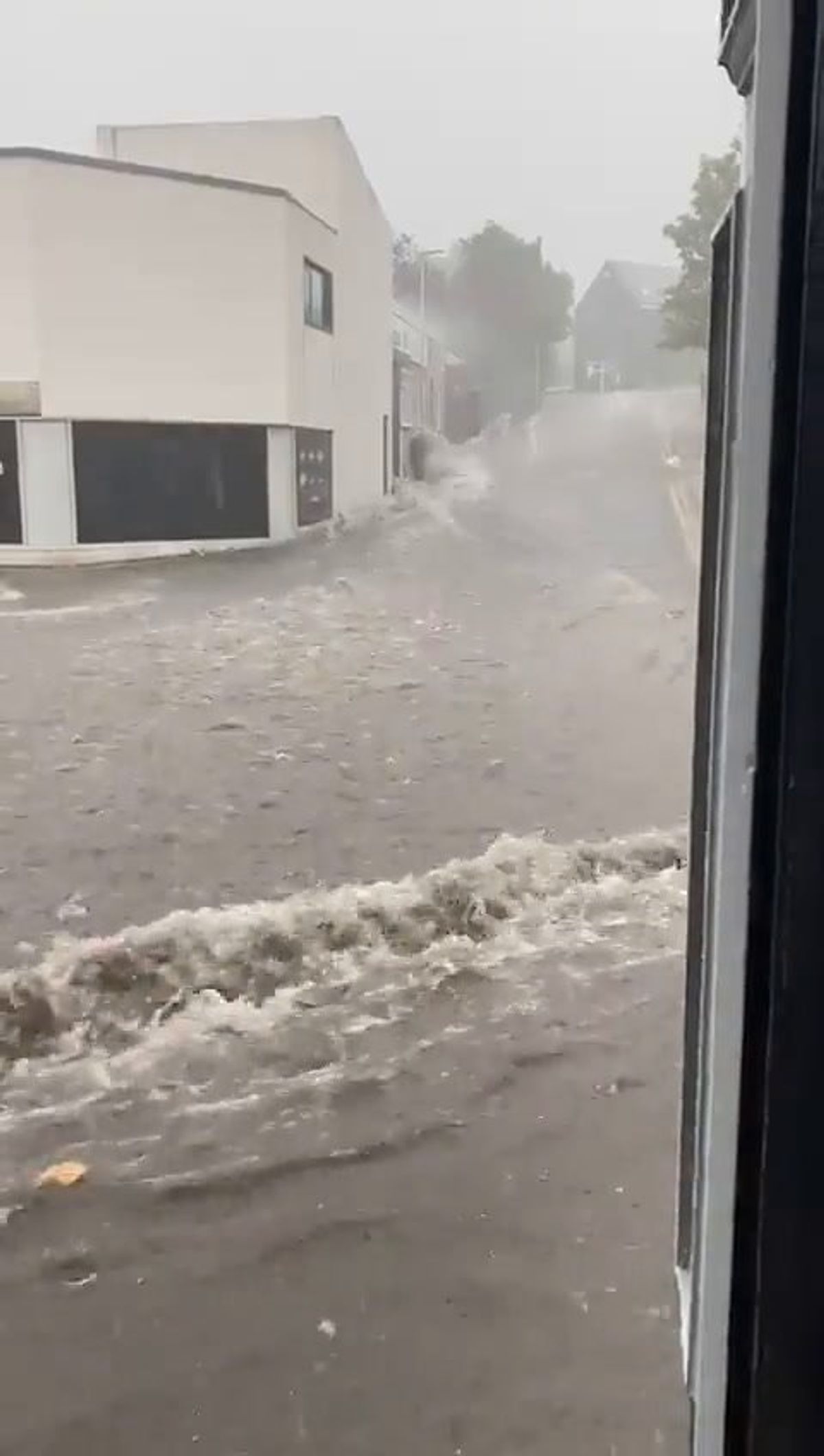 Maltempo in Inghilterra. Alluvioni in diverse città | video