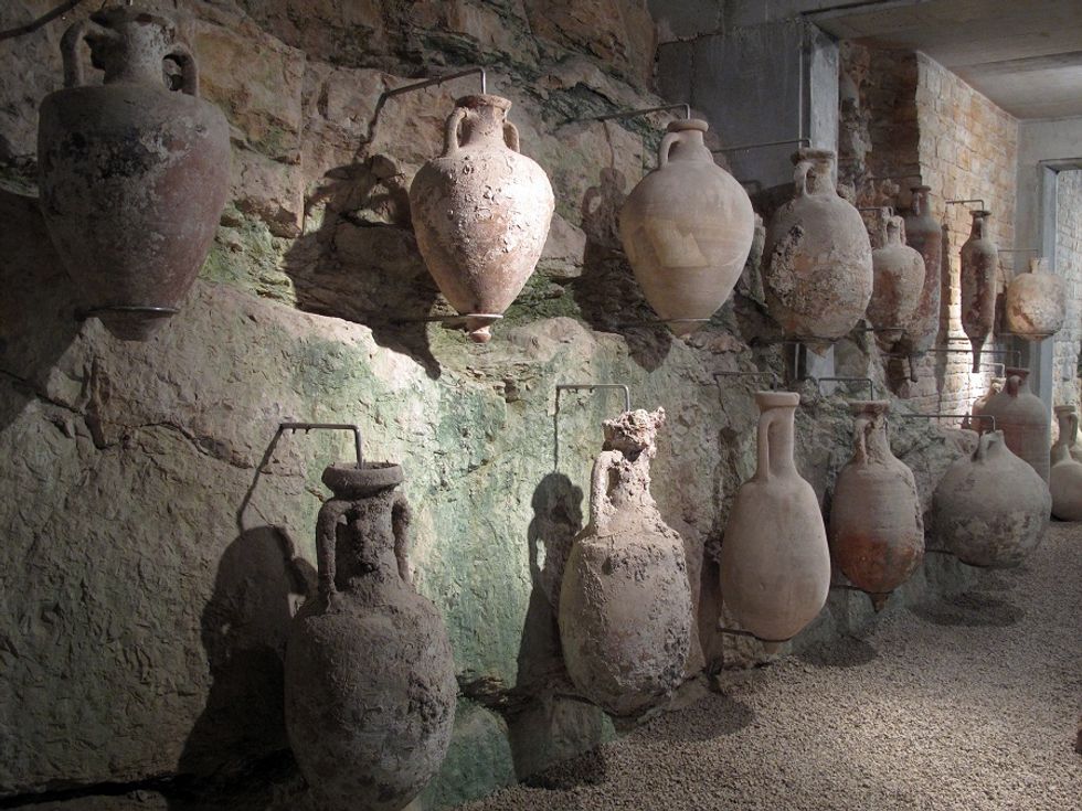 Discoverning Italian pottery tradition