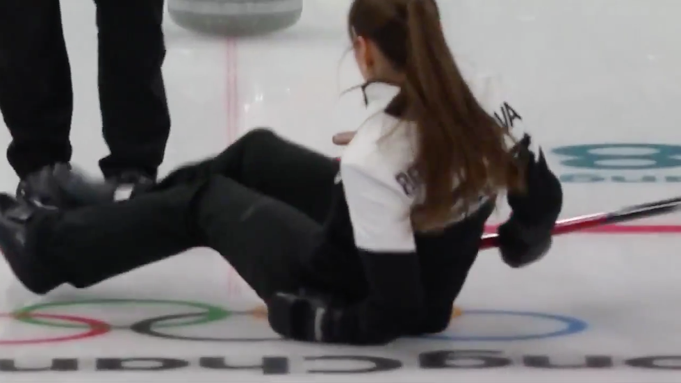 Anastasia Bryzgalova cade ghiaccio curling video