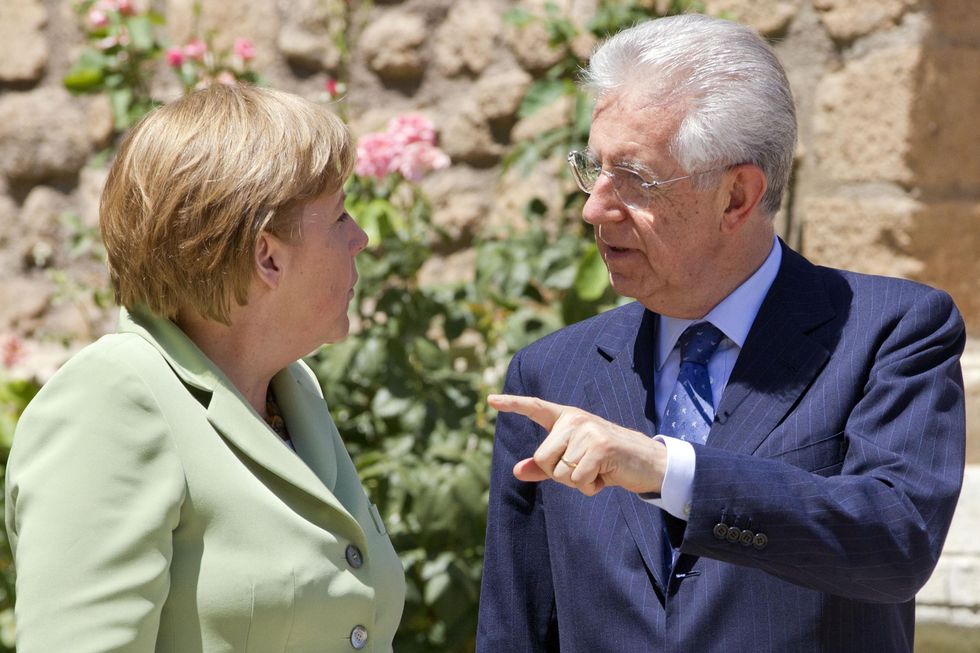 Italia-Germania, è sfida al Vertice Europeo tra il catenaccio della Merkel e l'attacco (debole) di Monti