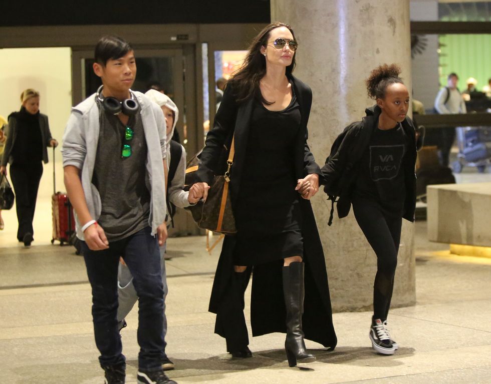 Angelina Jolie con due dei suoi figli