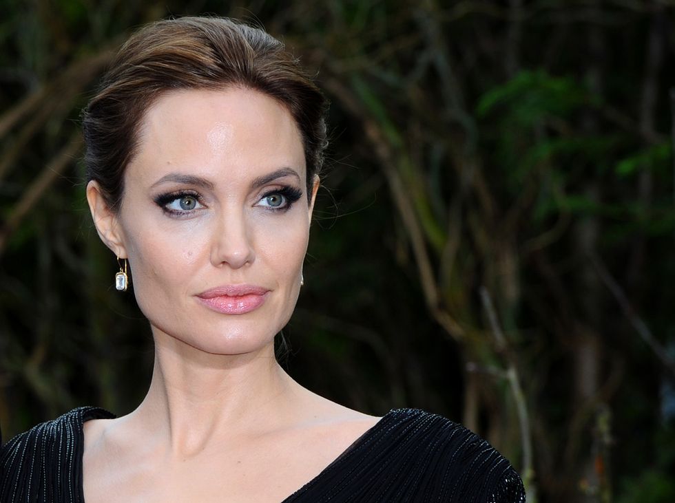Angelina Jolie: asportate anche le ovaie per paura del cancro