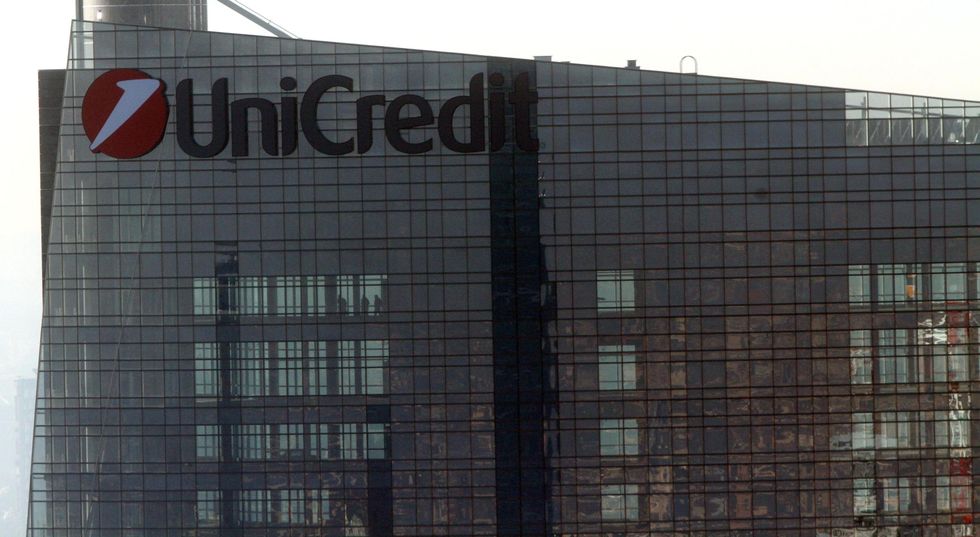 Unicredit, la banca che diventa una sit com