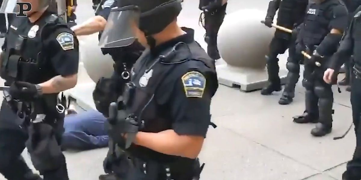 Usa, Polizia colpisce un anziano durante le manifestazioni di protesta