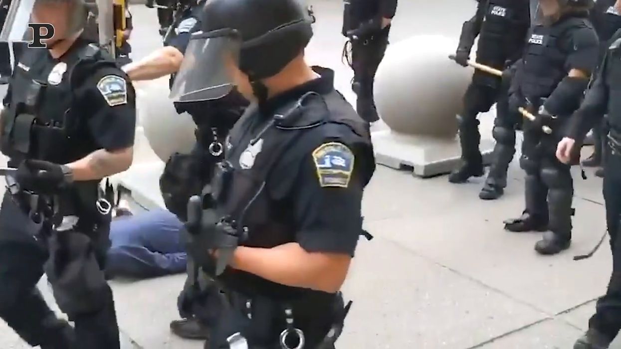 Usa, Polizia colpisce un anziano durante le manifestazioni di protesta