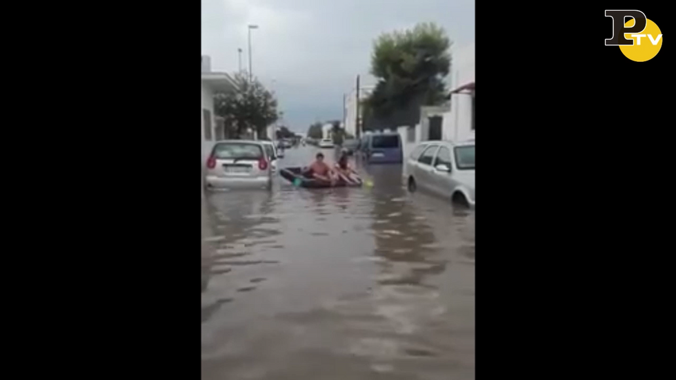 Approfittano dell'alluvione per farsi un bagno in strada video