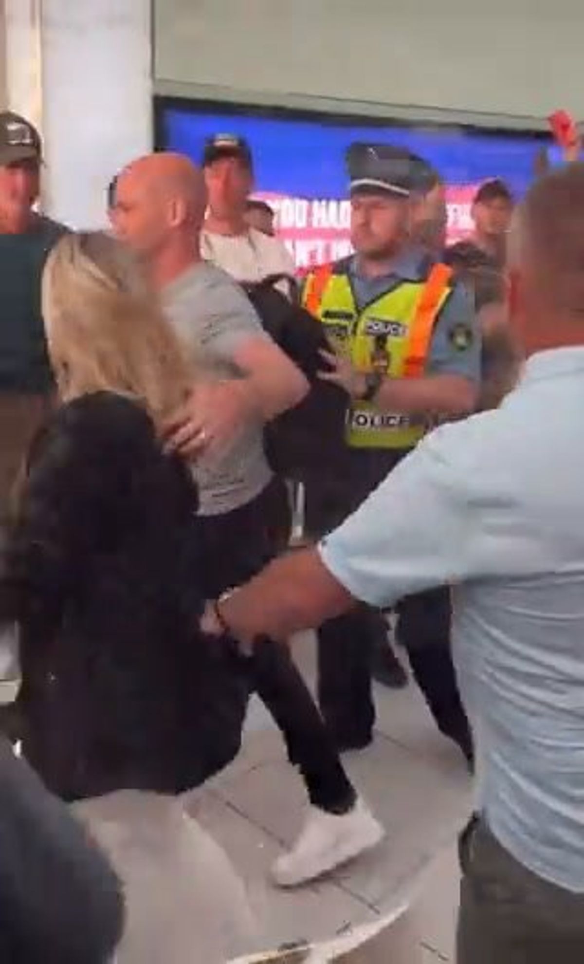 L'arbitro Taylor aggredito dai tifosi della Roma in aeroporto I video
