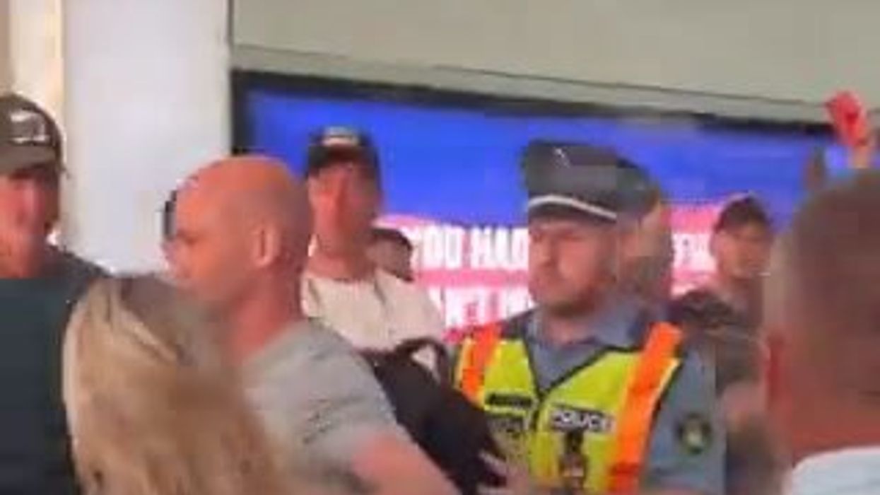L'arbitro Taylor aggredito dai tifosi della Roma in aeroporto I video