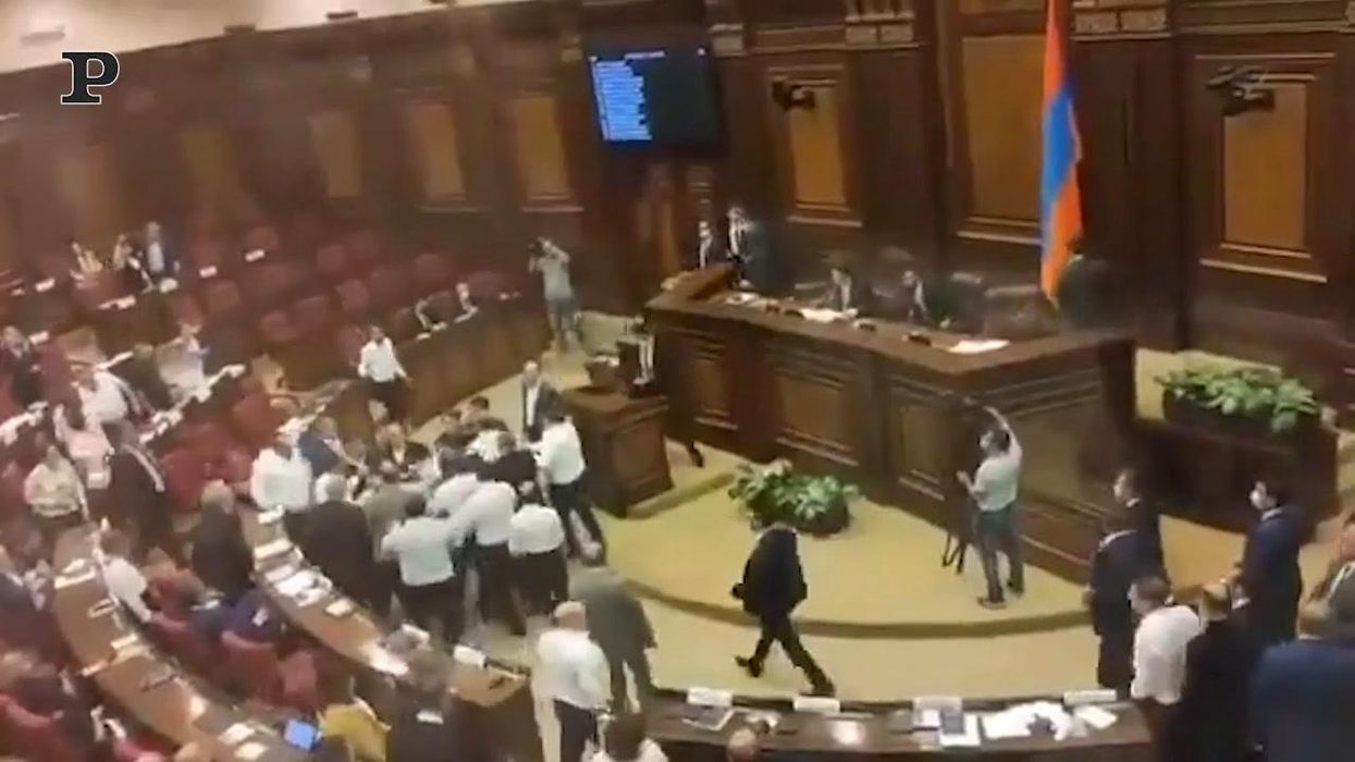 Armenia, maxi-rissa in parlamento tra maggioranza ed opposizione | video