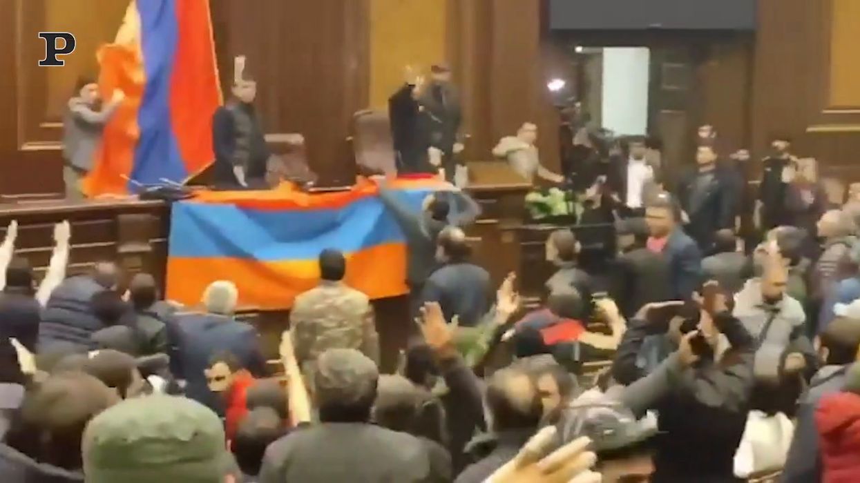 Armenia, irruzione della folla inferocita in parlamento dopo l’accordo Nagorno-Karabakh | video