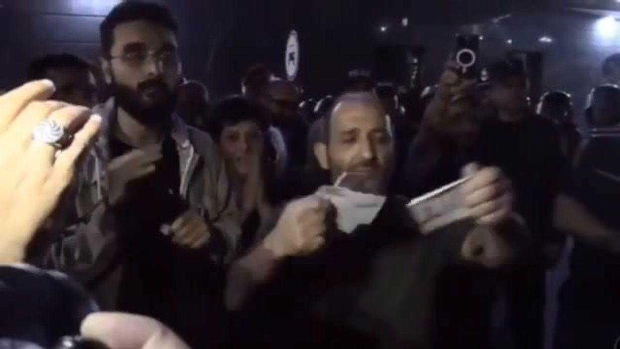 Armeni protestano e bruciano i passaporti | video