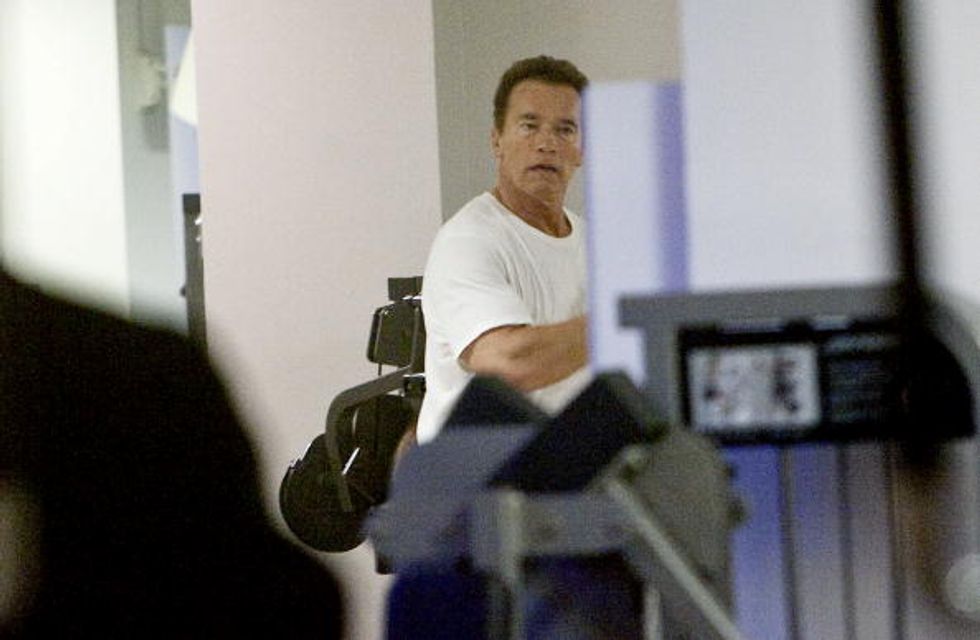 Arnold Schwarzenegger presenta il figlio: due gocce d'acqua
